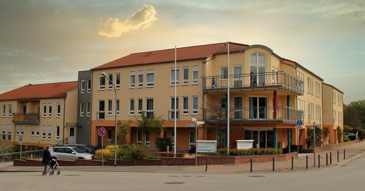 Imagen de la fachada de un edificio que es una residencia pública de ancianos