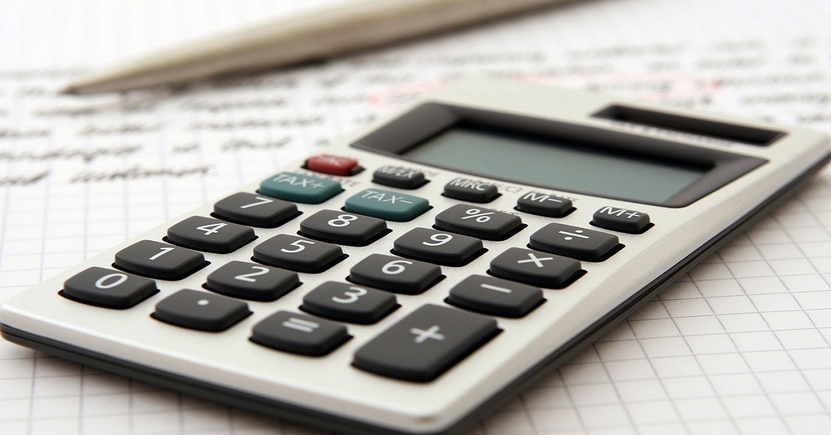 Calculadora sobre papeles, herramientas útiles cuando se calcula la pensión de jubilación