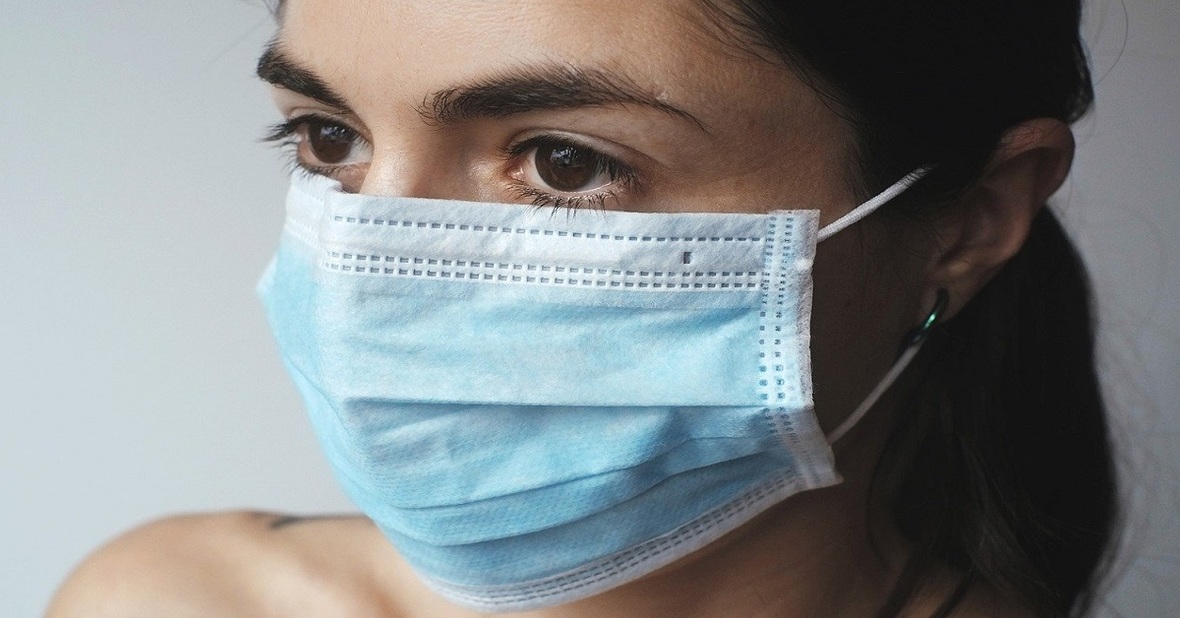 Primer plano de una mujer con mascarilla, forma de prevenir contagiarse de coronavirus