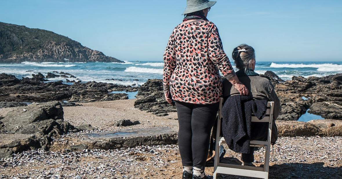 mujeres mayores frente al mar