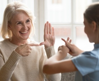 Cómo comunicarse con una persona mayor con sordera