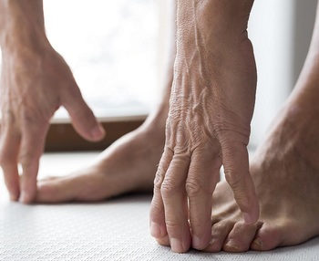 Por qué duelen las piernas a las personas mayores