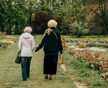 Consejos para pasear con personas mayores - Teleasistencia