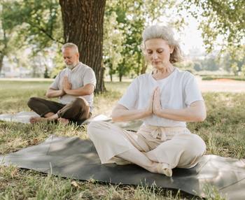 Yoga para personas mayores: beneficios en salud bienestar - Teleasistencia