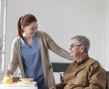 ¿Qué es la asistencia a domicilio a personas mayores? - Teleasistencia