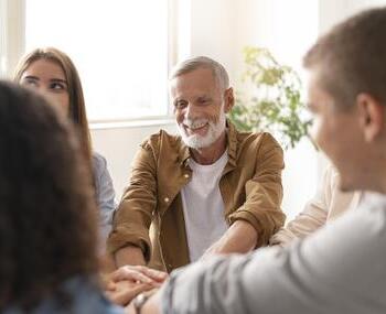 Más allá de la edad: el impacto de las relaciones intergeneracionales – Teleasistencia