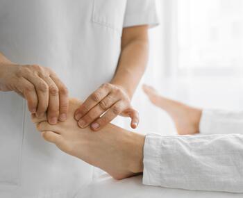 Cómo cuidar de los pies en la tercera edad – Teleasistencia