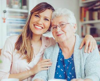 Cómo cuidar a una persona mayor: todo lo que debes saber