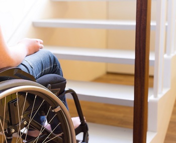 Cómo subir a una persona en silla de ruedas por una escalera