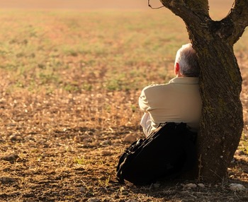 Cómo afecta la soledad en las personas mayores - Teleasistencia