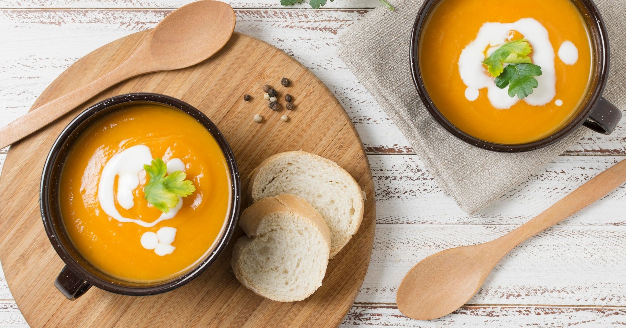 Dos cuencos con puré de calabaza.