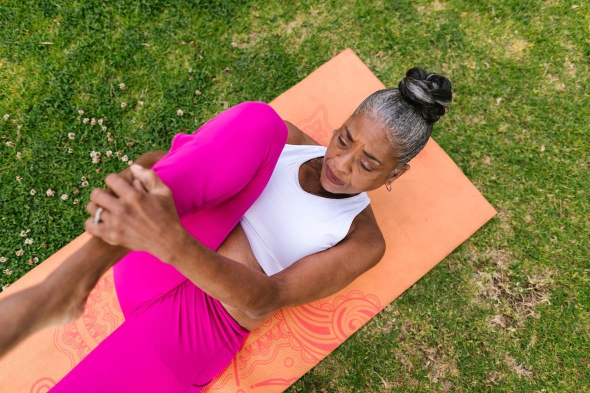 Yoga Para Mayores  Beneficios, Tipos Y 5 Posturas Para Comenzar