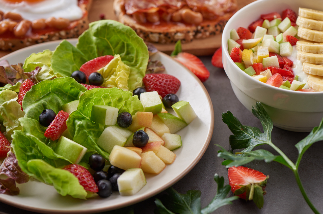 Dos platos saludables: Una ensalada con frutas a la izquierda; una macedonia de frutas a la derecha.