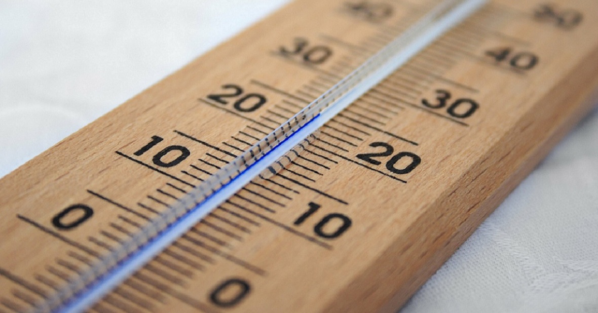 Termómetro de madera marcando poco más de 20Cª, temperatura ideal para la habitación de una persona mayor que sufre de insomnio