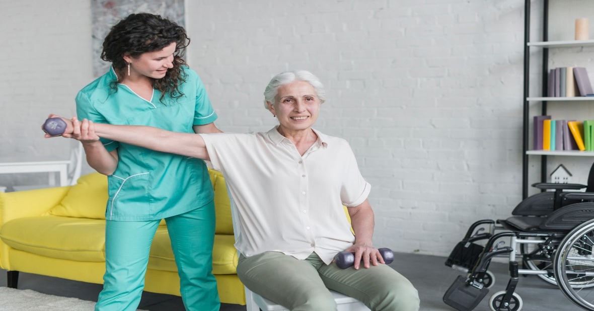 Joven enfermera realizando un examen físico a una mujer mayor para el diagnóstico de demencial senil
