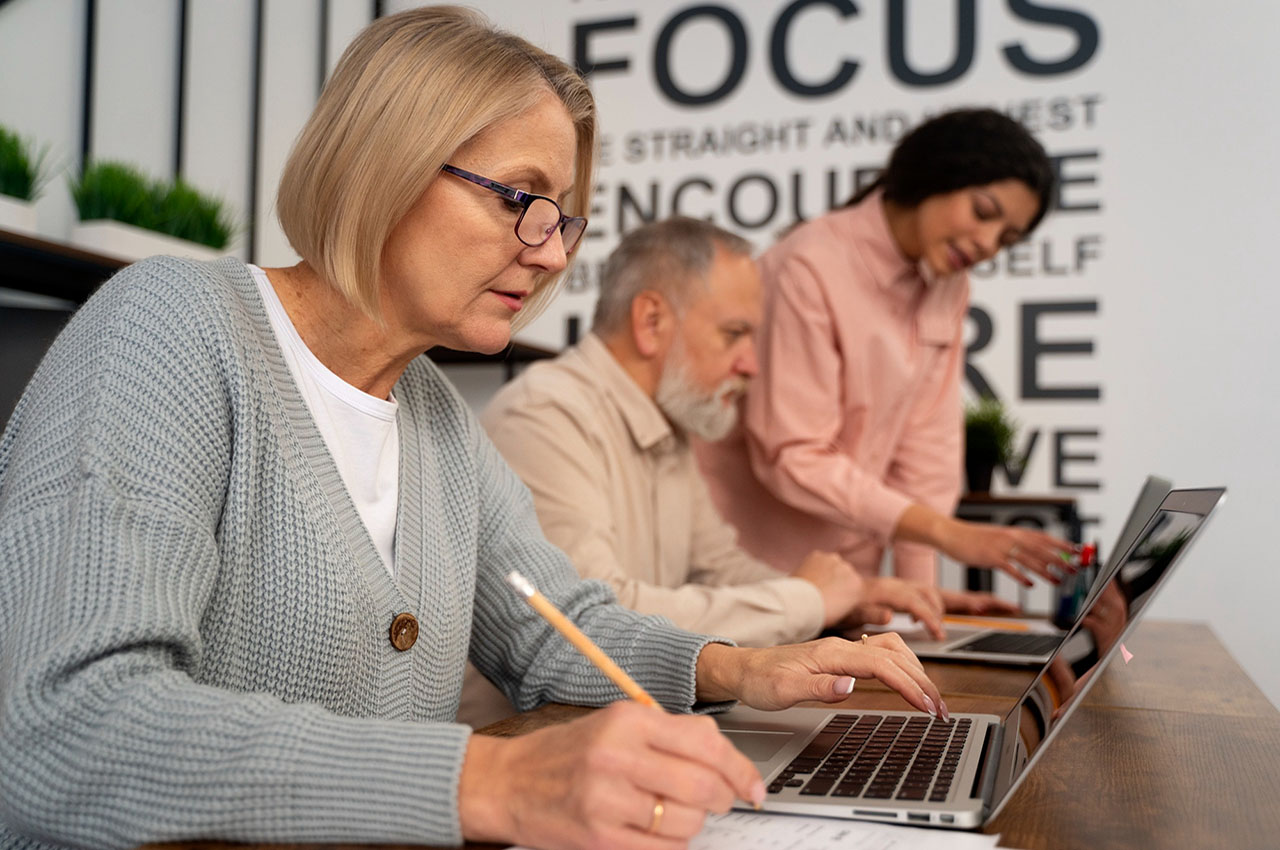 Grupo de personas mayores usando ordenadores