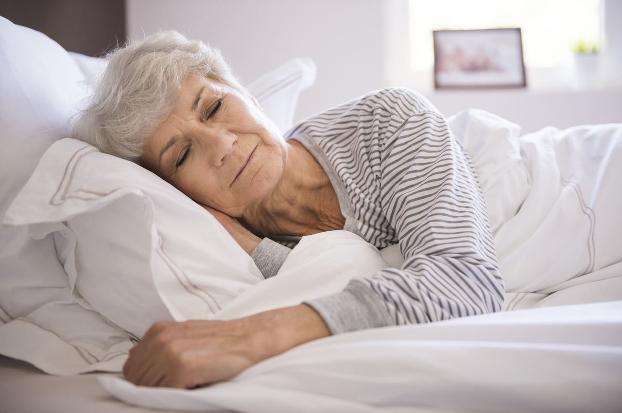 Una mujer mayor durmiendo apaciblemente.