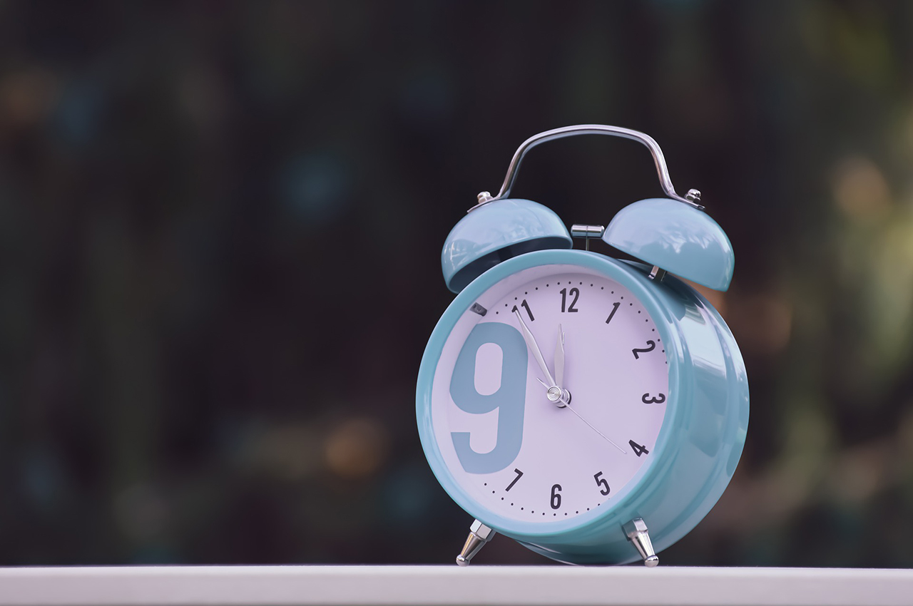 Un reloj despertador de agujas.