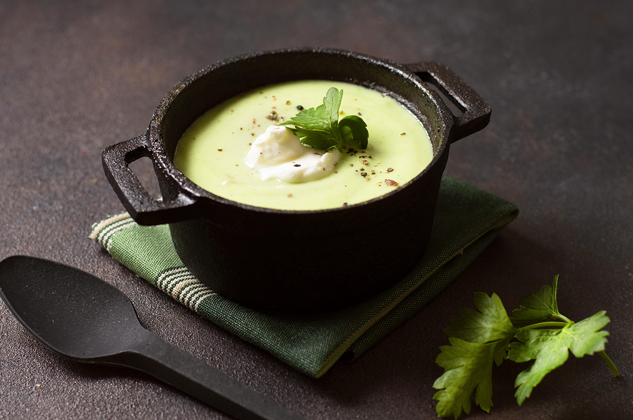 Presentación de un cuenco (en forma de cazuelita) lleno de puré de brócoli.