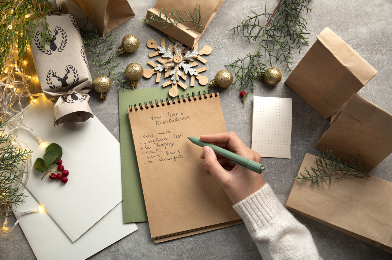 Una persona escribe una lista de propósitos de año nuevo.