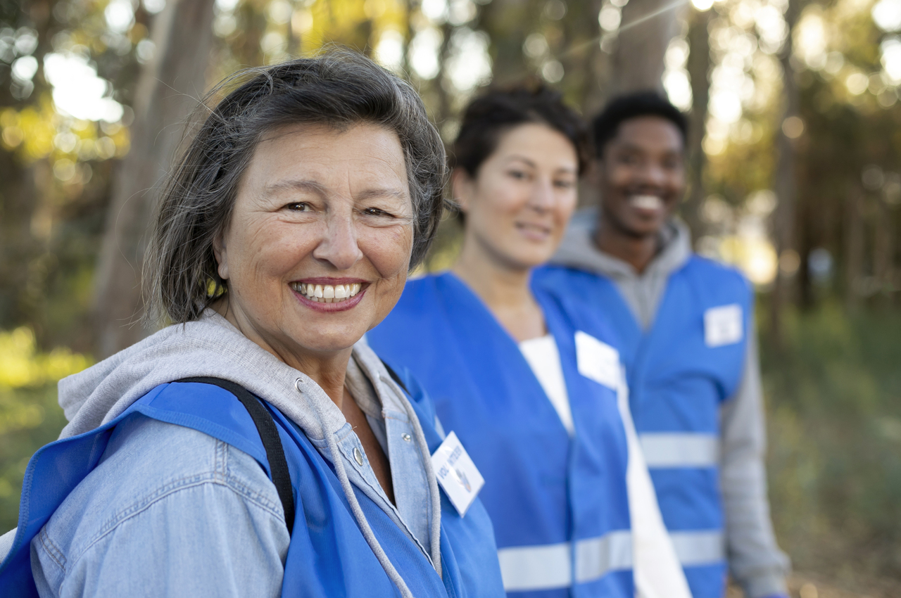 Tres personas voluntarias, una de ellas una mujer más mayor que el resto.