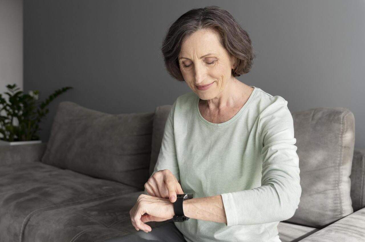 Una mujer comprueba su reloj de teleasistencia móvil, uno de los dispositivos que ha revolucionado la teleasistencia.