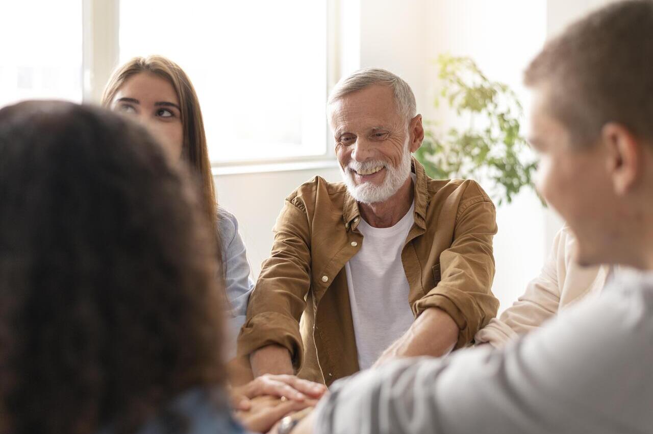 Un hombre mayor participa en una actividad en un centro comunitario