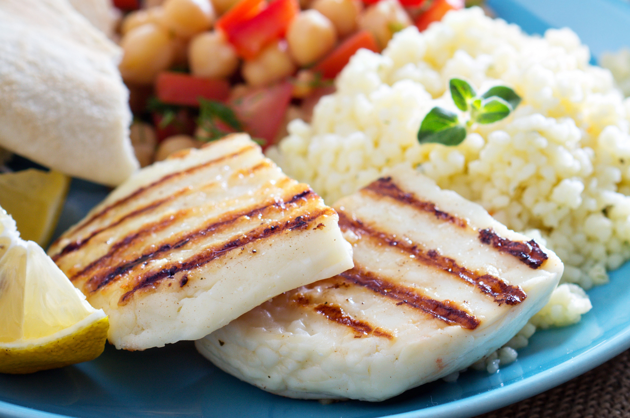 Pescado hervido con cuscús, servido también con garbanzos y tomate.
