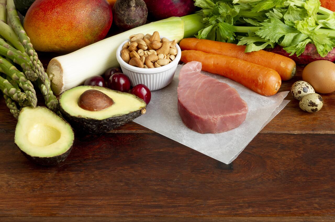 Alimentos ricos en proteínas: carne magra, aguacate, frutos secos, huevos...