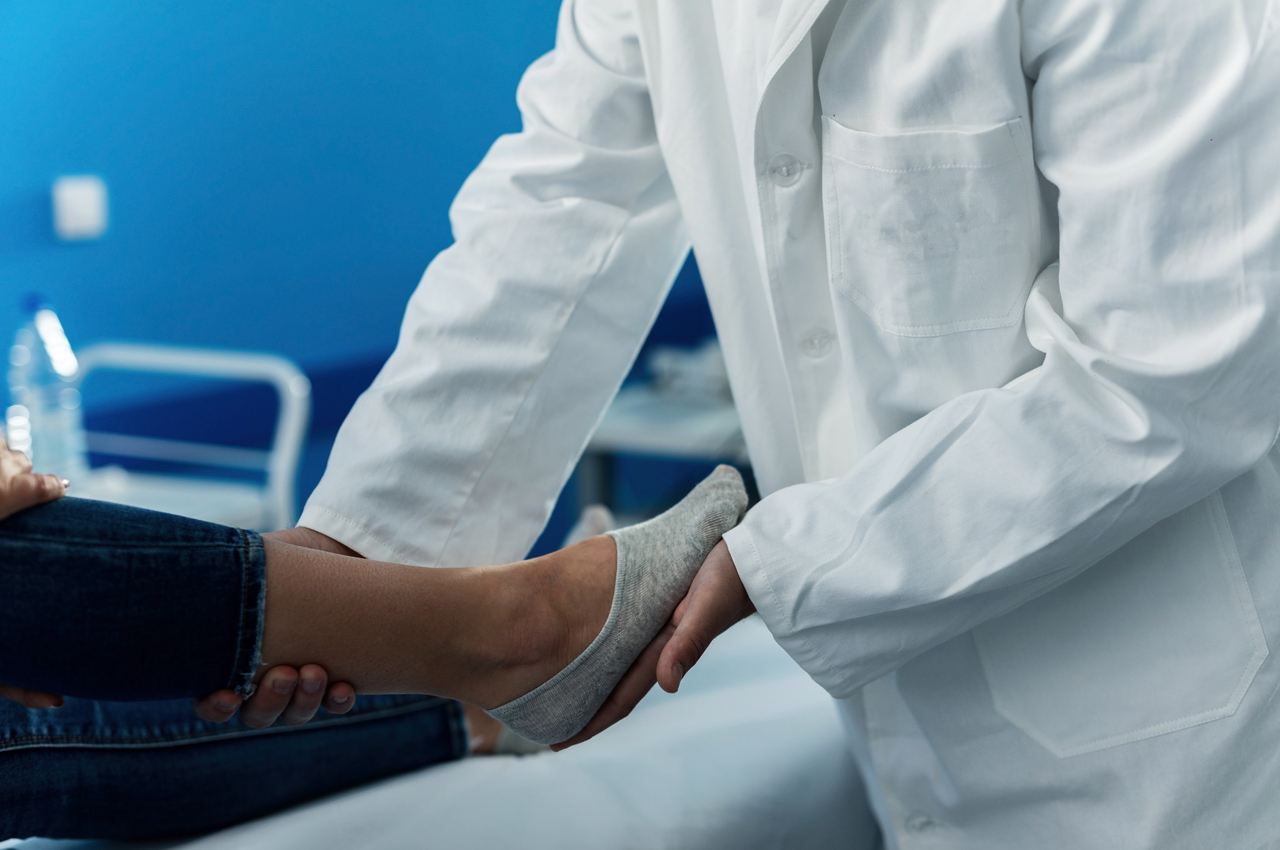 Un profesional sanitario a punto de examinar los pies de una persona.