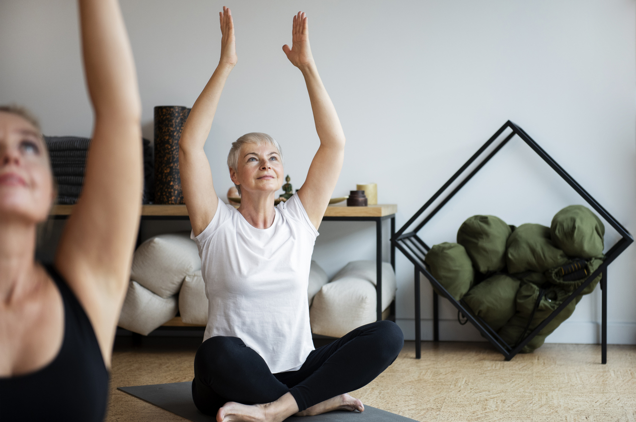 Una mujer en una sala practicando pilates, disciplina donde con frecuencia se fortalece el suelo pélvico.