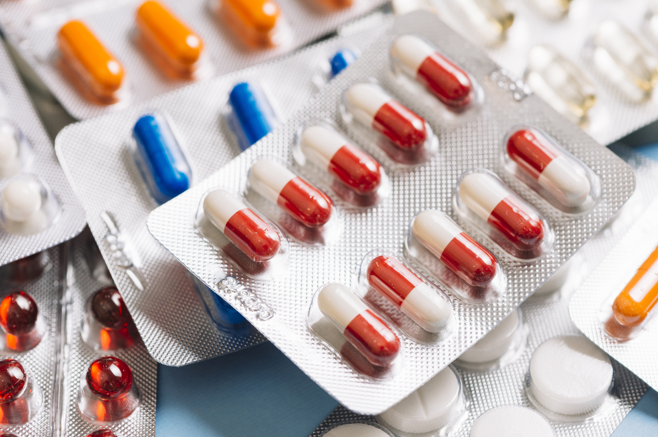 Varios blísters de medicinas.