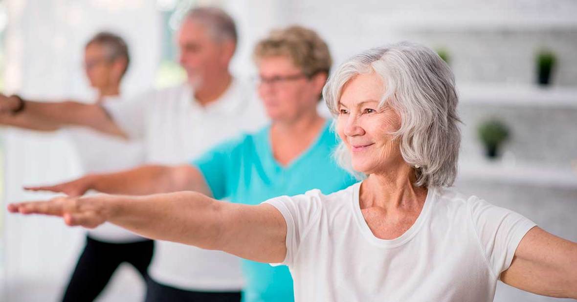 Grupo de personas mayores haciendo ejercicio para evitar la soledad no deseada