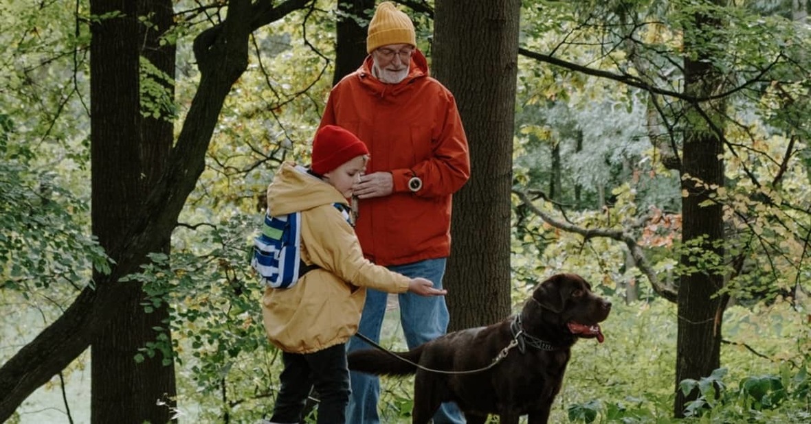 Abuelo y nieto pesando juntos al perro