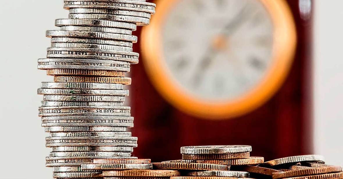 Montón de monedas apiladas, representando el dinero que se cobra con la pensión de viudedad