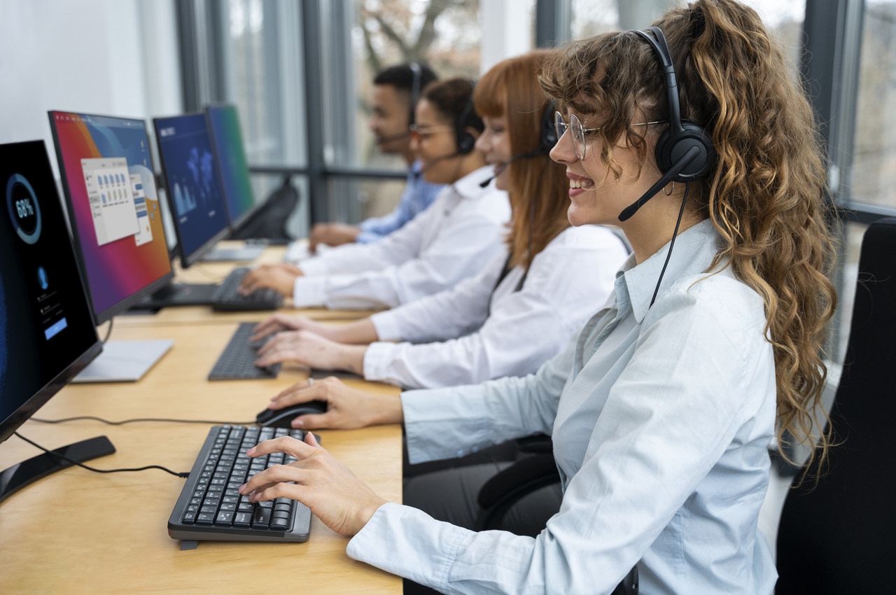 Personas trabajando en un servicio de teleasistencia.