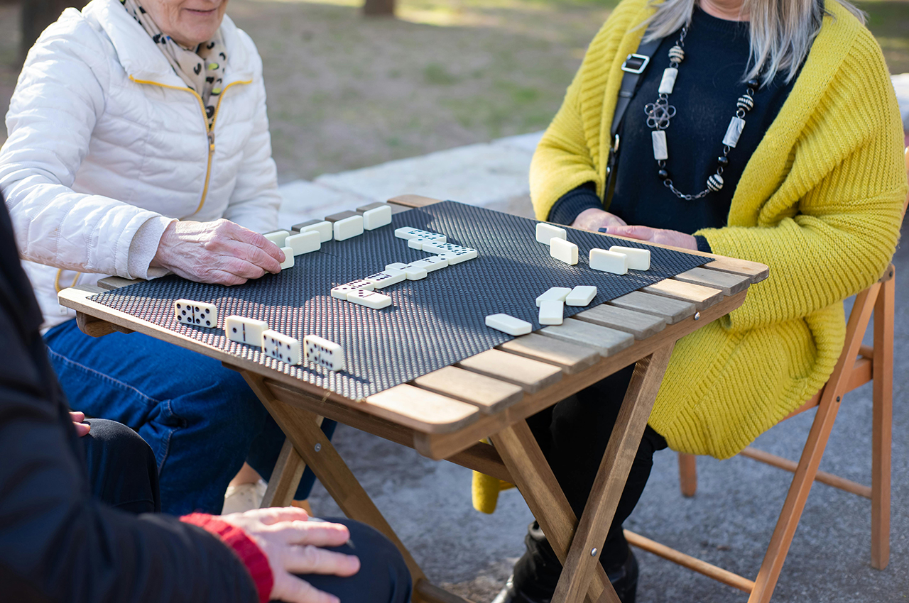 Personas mayores jugando al dominó.
