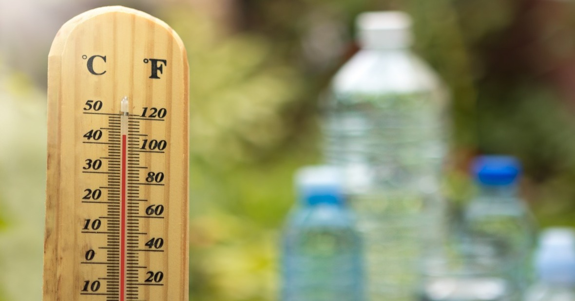Termómetro marcando más de 40Cº, temperatura que se alcanza durante una ola de calor, al lado de unas botellas de agua, para prevenir la deshidratación e insolación en personas mayores