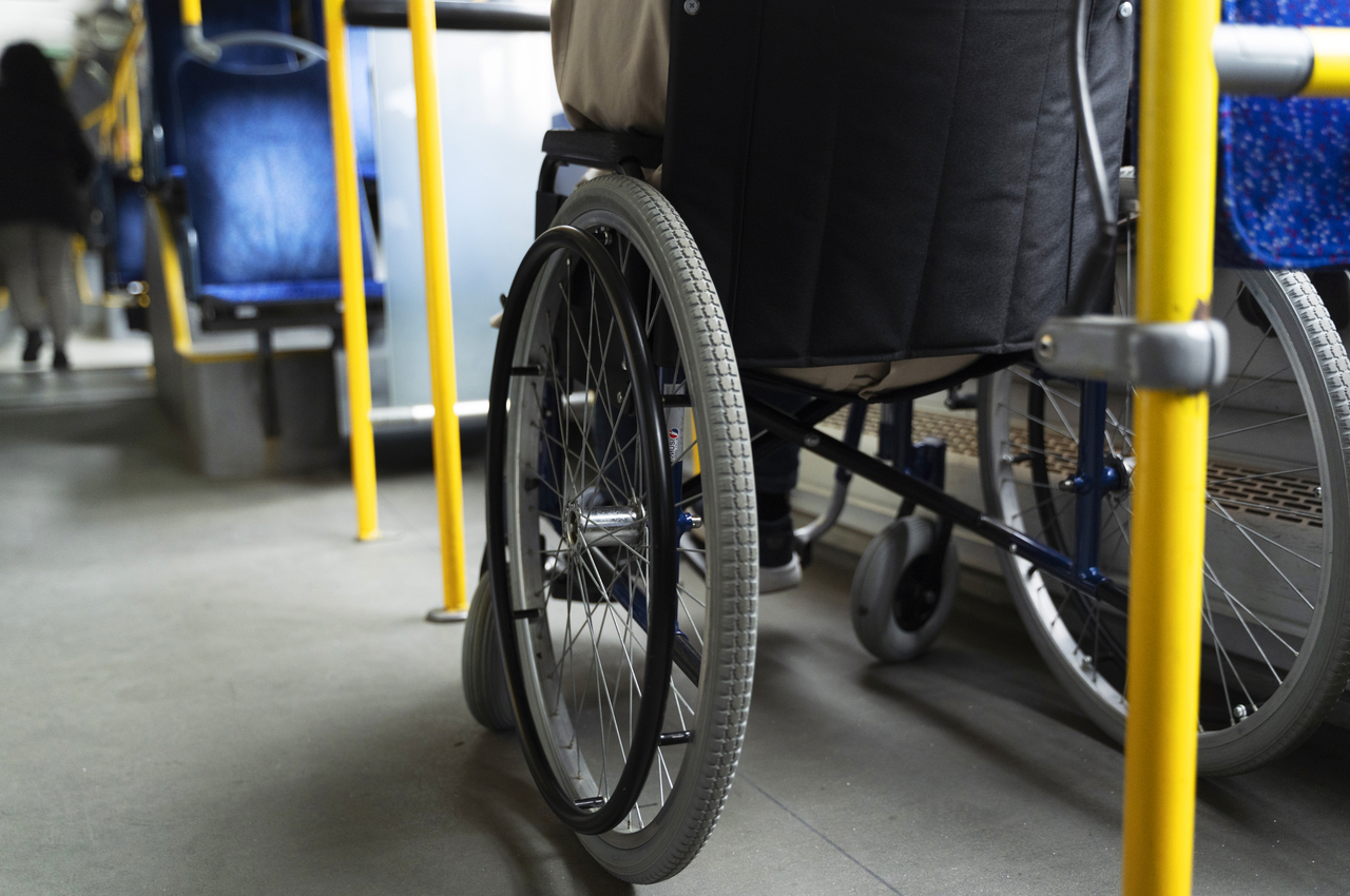 Una persona en silla de ruedas viajando en un autobús.