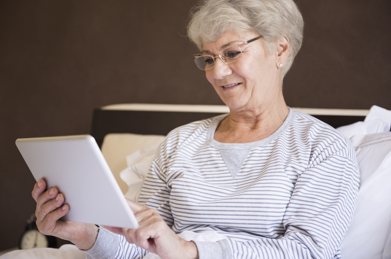 Mujer mayor usando una tablet