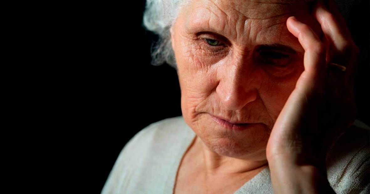 Imagen de la cara de tristeza de una mujer mayor que ha recibido malos tratos