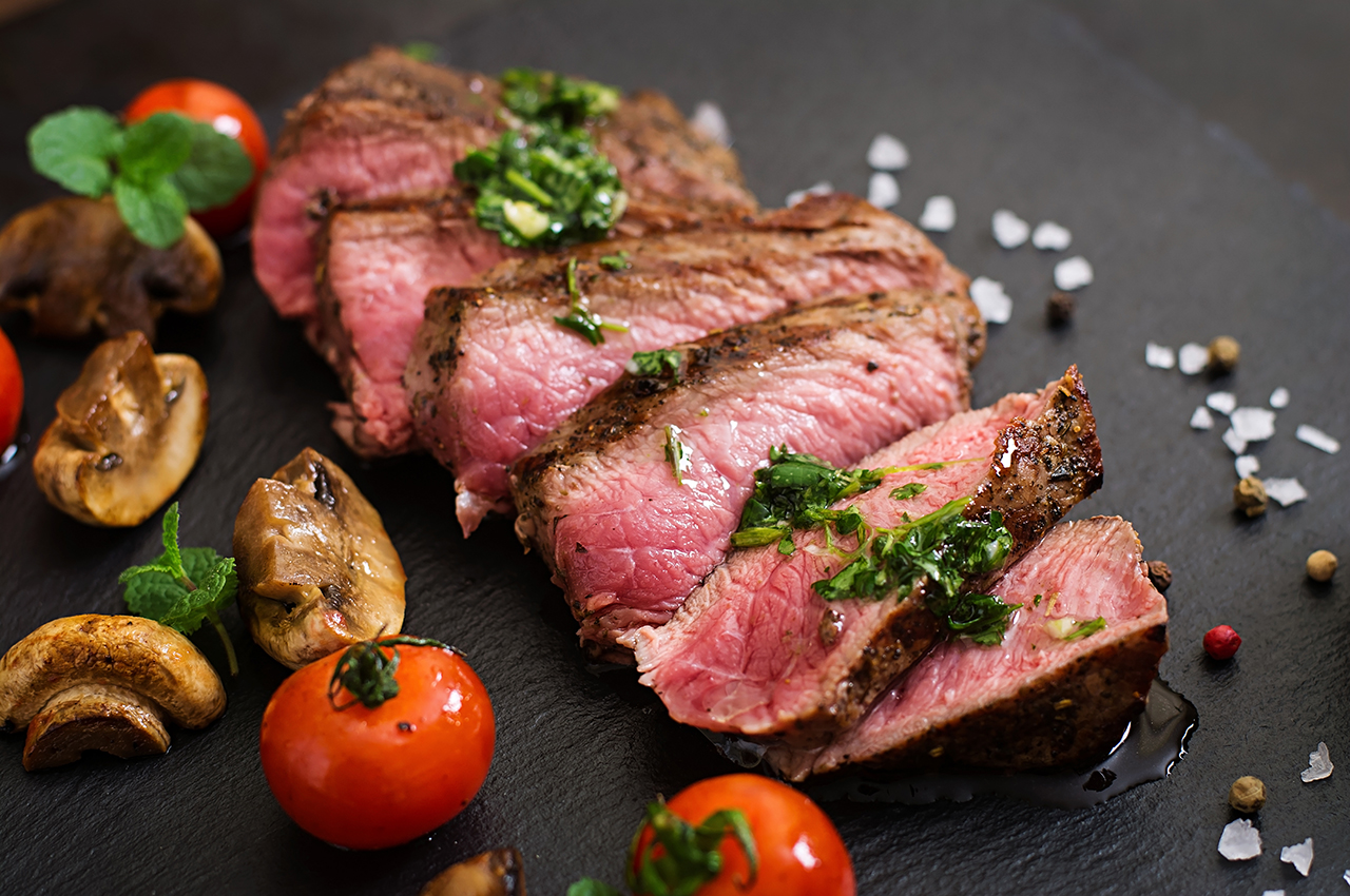 Carne a la plancha en su punto, con algo de sangrado.