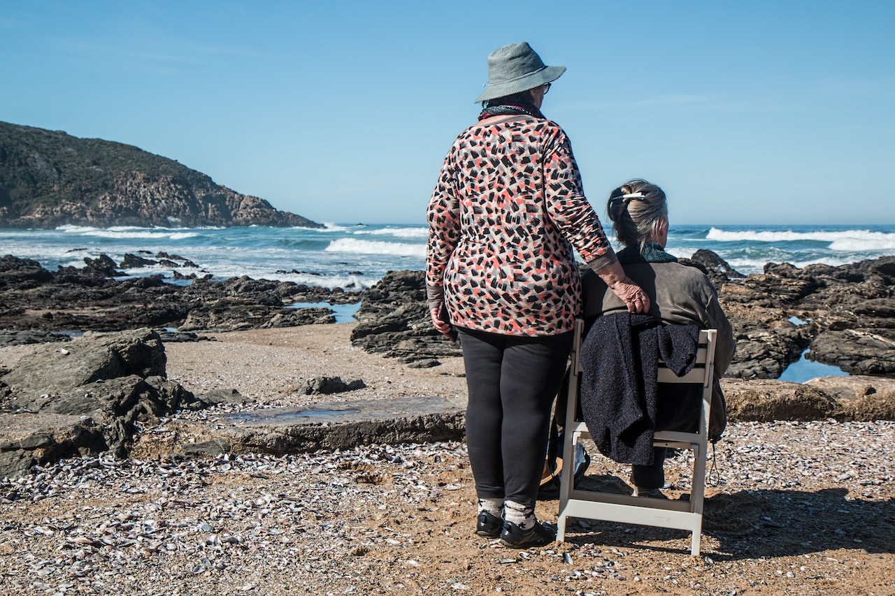 Dos adultas mayores observando el mar