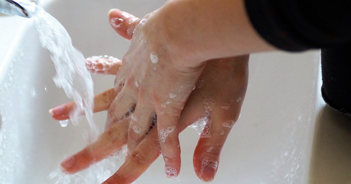 Una mujer lavándose las manos, una parte esencial del aseo personal de personas mayores