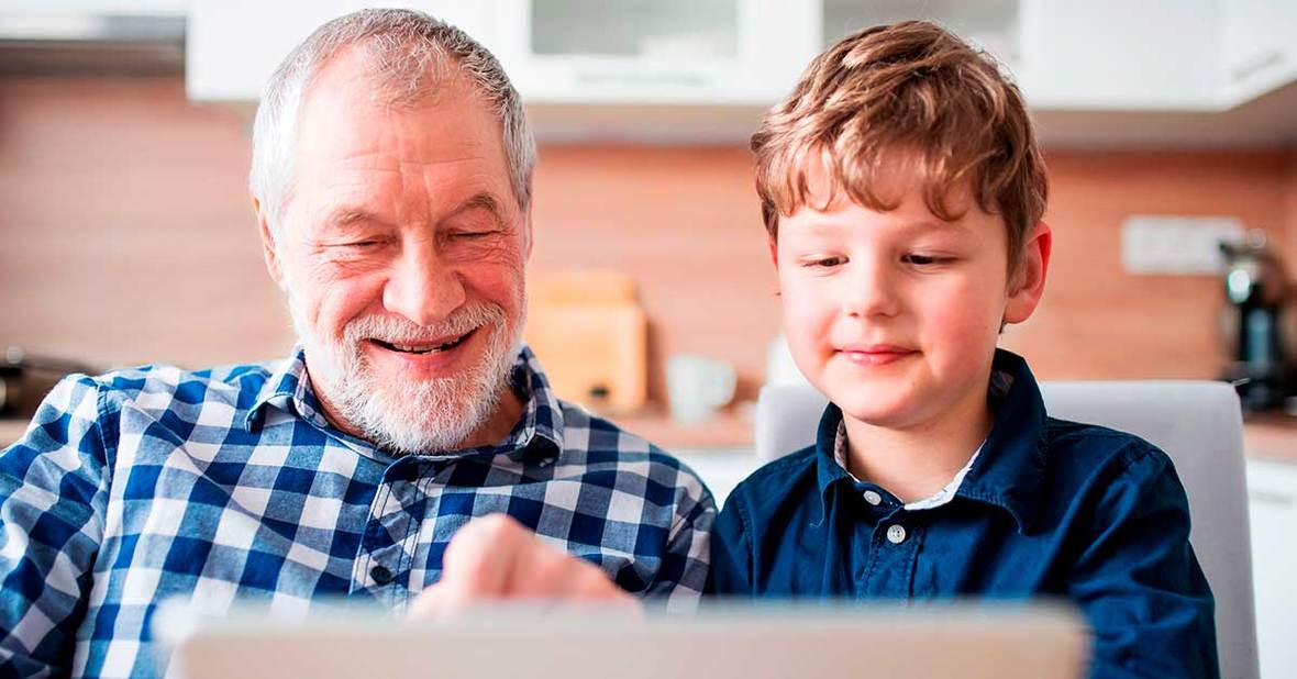 Nieto enseñando cómo utilizar las nuevas tecnologías a su abuelo