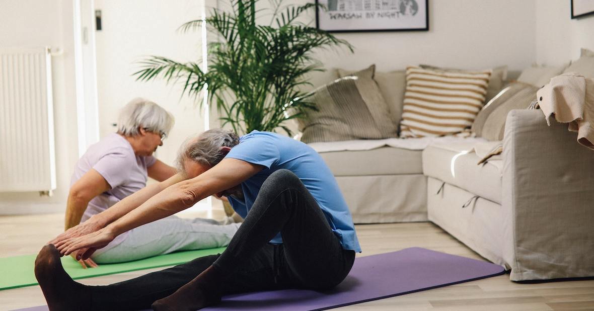 personas mayores haciendo yoga