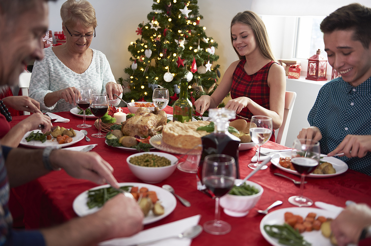 Una familia disfruta de una cena de Navidad saludable.