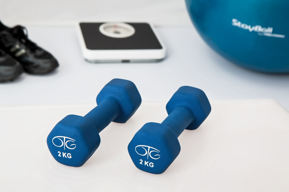 Dos pesas pequeñas de 2 kilogramos que sirven como ejercicio de fuerza inicial para aumentar la masa muscular en personas mayores