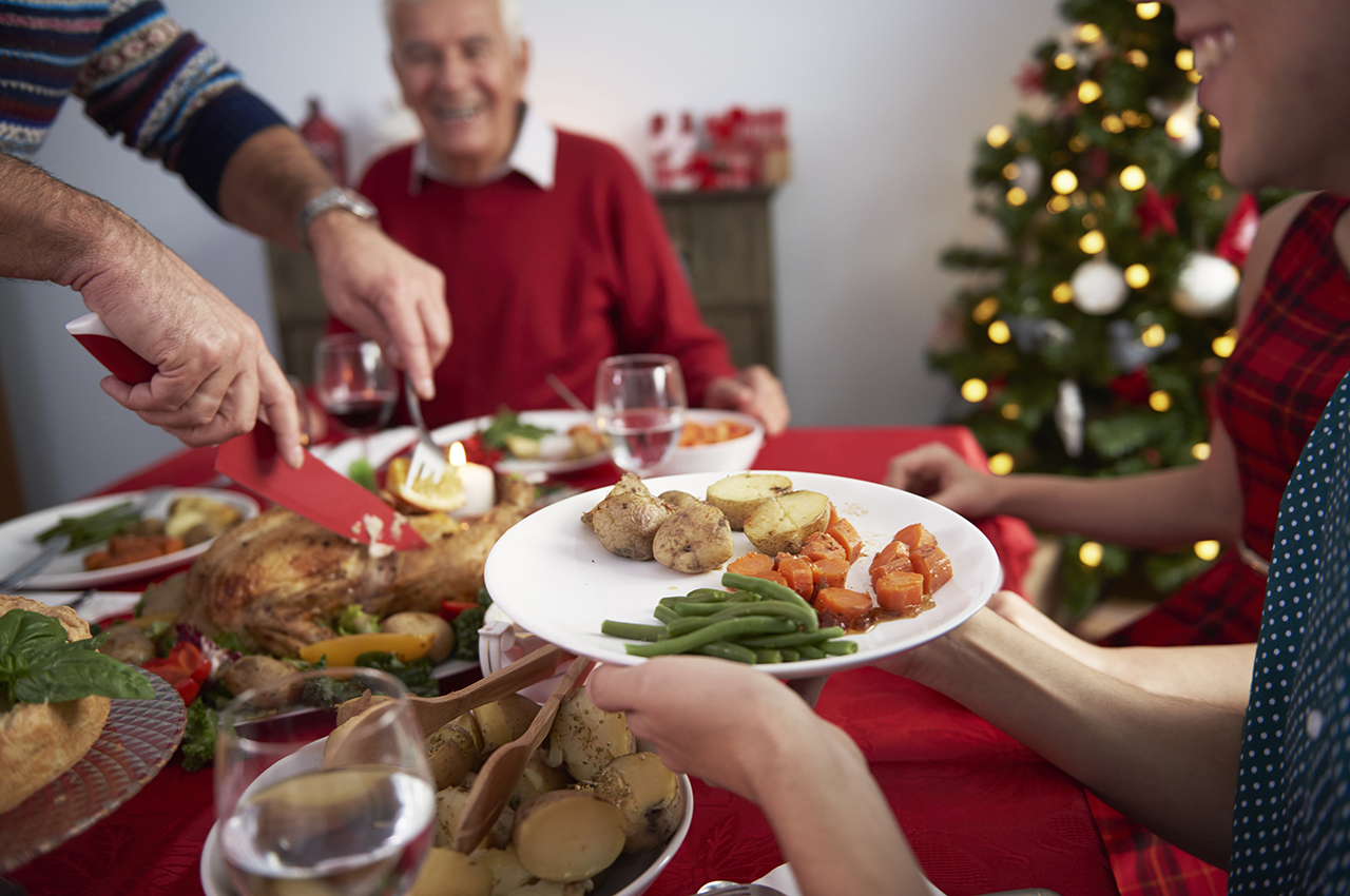 Una familia come en Navidad un menú más saludable a base de pavo al horno, patatas, zanahorias y judías verdes.