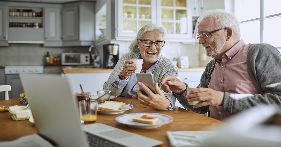 Pareja de personas mayores desayunando felices, ya que la compañía previene la falta de apetito en ancianos